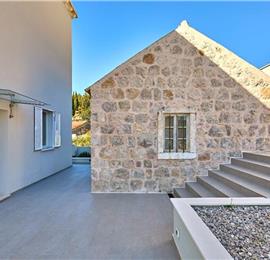 4 Bedroom Villa with Jacuzzi and Seaview in Orašac, Dubrovnik, Sleeps 9